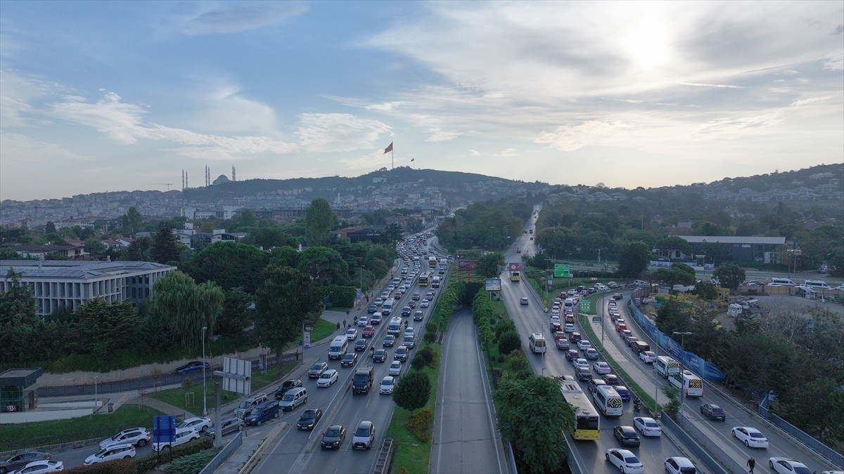 İstanbul'un bazı bölgelerinde haftanın üçüncü iş günü sabah saatlerinde trafik yoğunluğu...