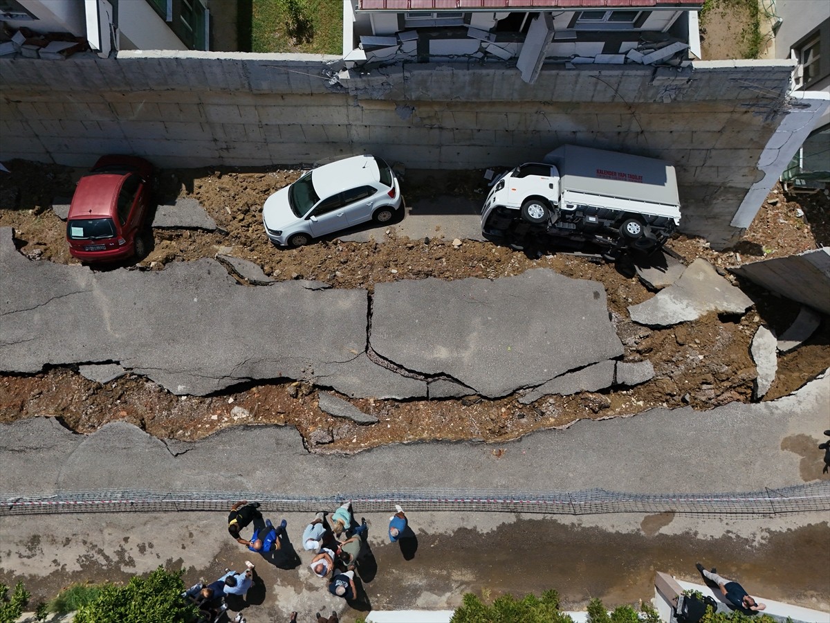 İzmir'in Menderes ilçesinde meydana gelen şiddetli sağanak nedeniyle bazı ev ve iş yerlerini su...