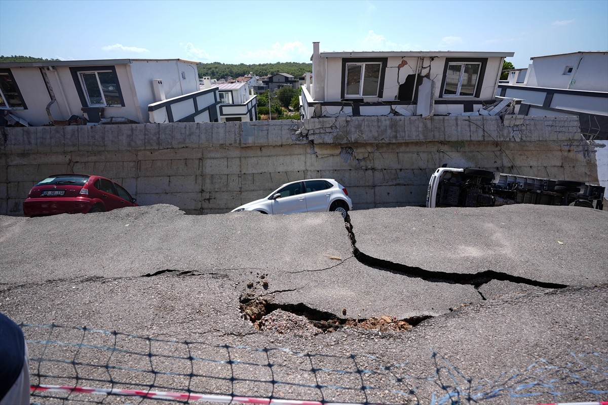 İzmir'in Menderes ilçesinde meydana gelen şiddetli sağanak nedeniyle bazı ev ve iş yerlerini su...