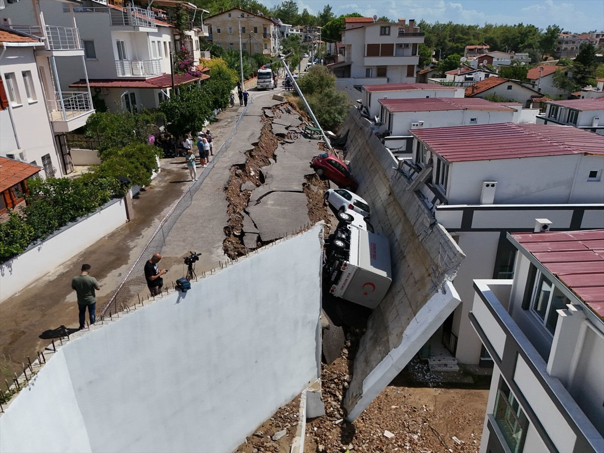 İzmir'in Menderes ilçesinde meydana gelen şiddetli sağanak nedeniyle bazı ev ve iş yerlerini su...