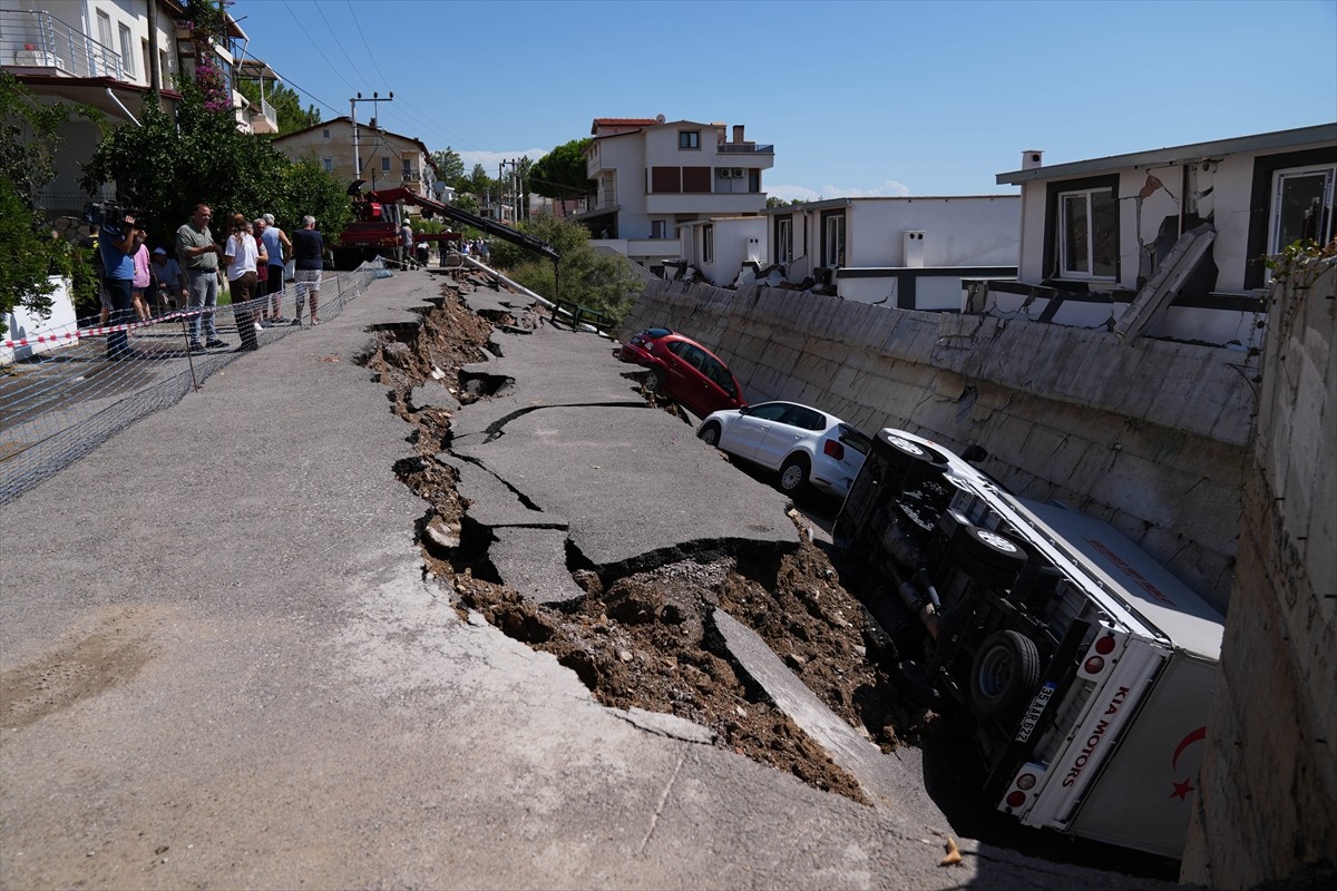 İzmir'in Menderes ilçesinde meydana gelen şiddetli sağanak nedeniyle bazı ev ve iş yerlerini su...