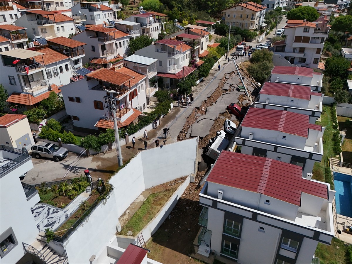 İzmir'in Menderes ilçesinde meydana gelen şiddetli sağanak nedeniyle bazı ev ve iş yerlerini su...