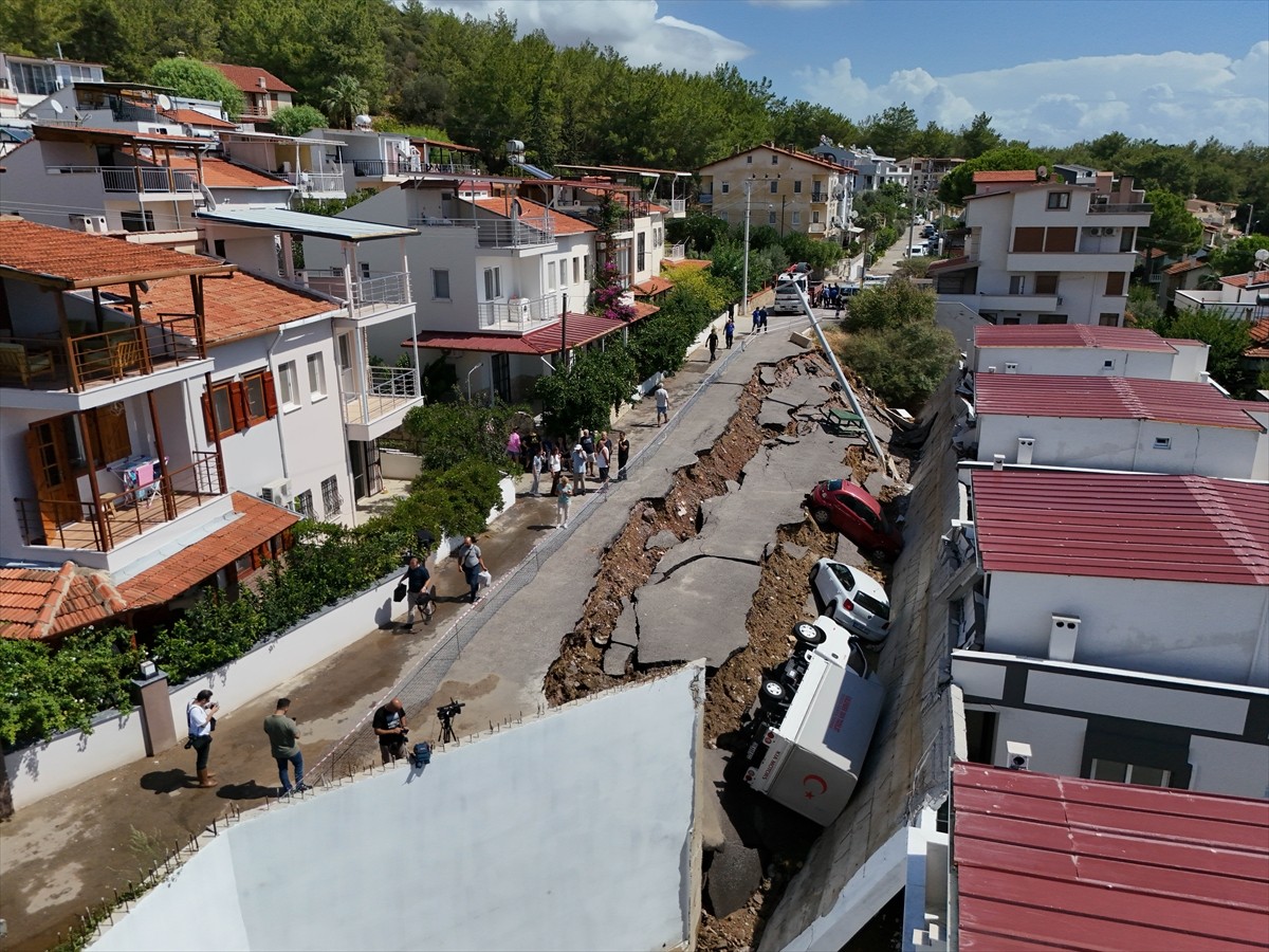 İzmir'in Menderes ilçesinde meydana gelen şiddetli sağanak nedeniyle bazı ev ve iş yerlerini su...