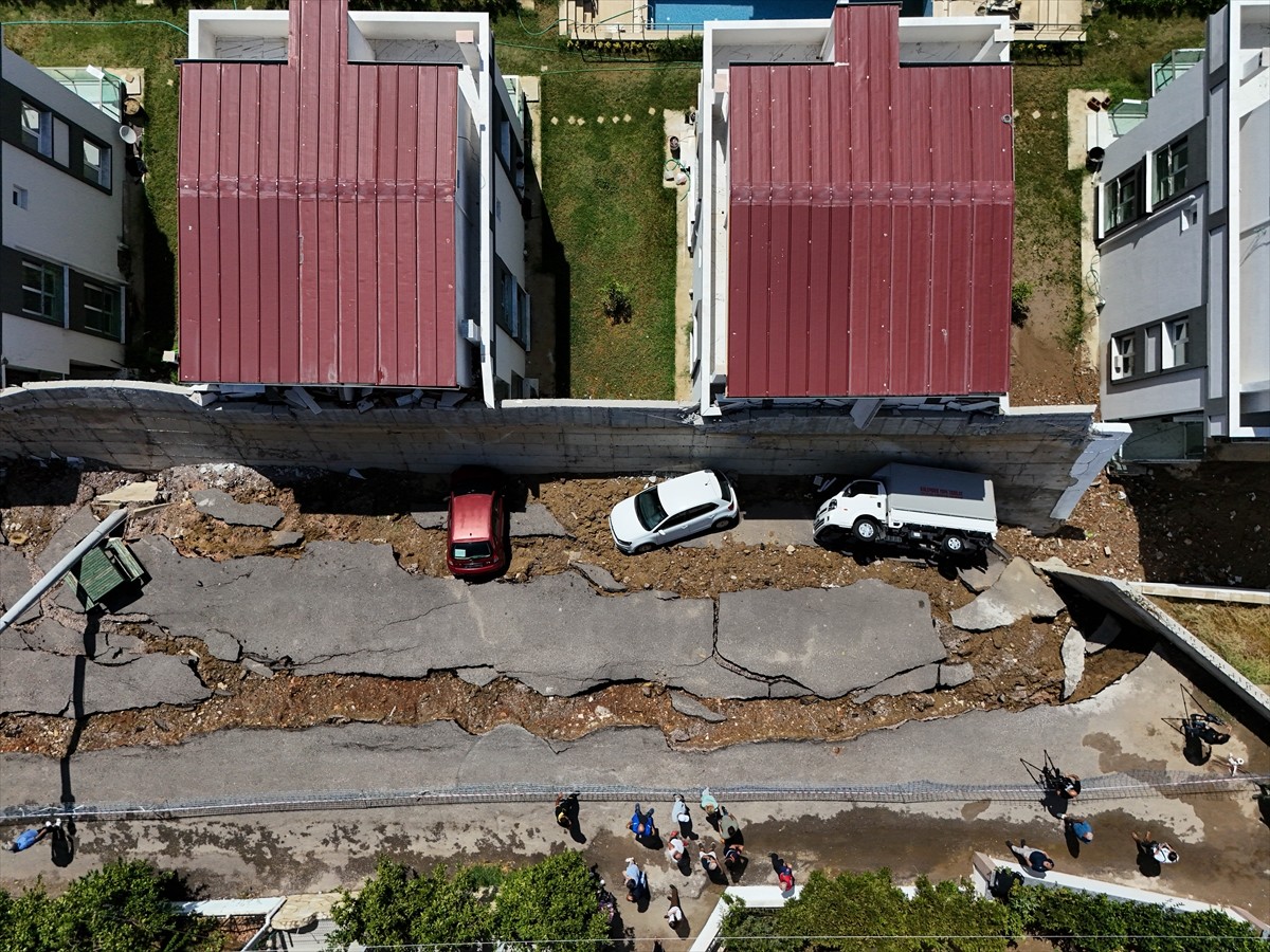 İzmir'in Menderes ilçesinde meydana gelen şiddetli sağanak nedeniyle bazı ev ve iş yerlerini su...