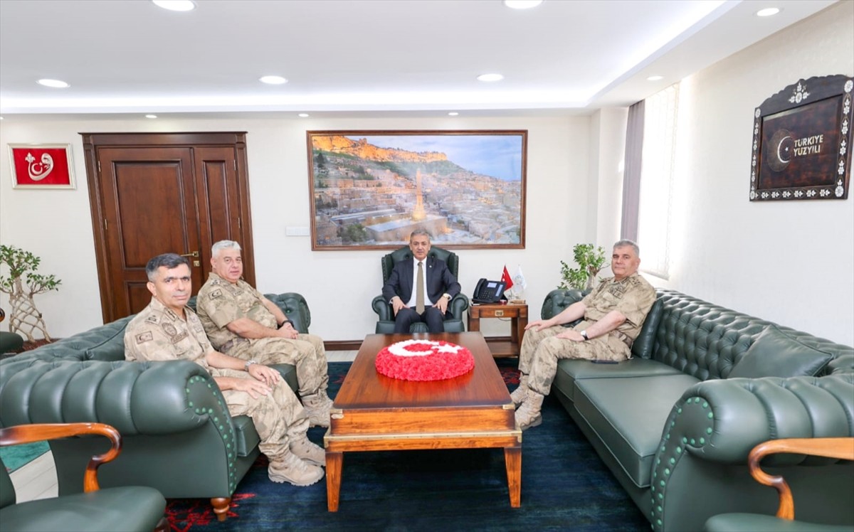 Jandarma Genel Komutanı Orgeneral Ali Çardakcı, (solda) Mardin Valiliğini ziyaret etti. Valilik...