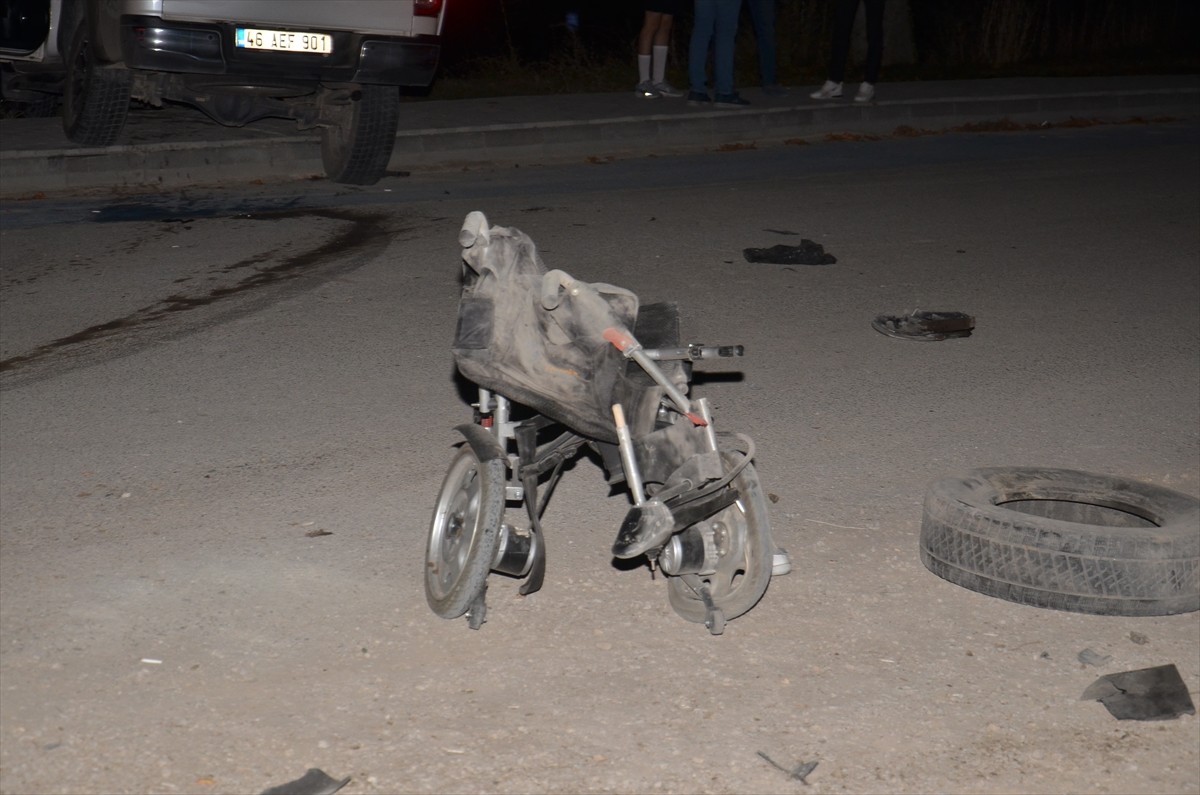 Kahramanmaraş'ın Elbistan ilçesinde, kamyonetin çarptığı akülü tekerlekli sandalyelerde bulunan 3...