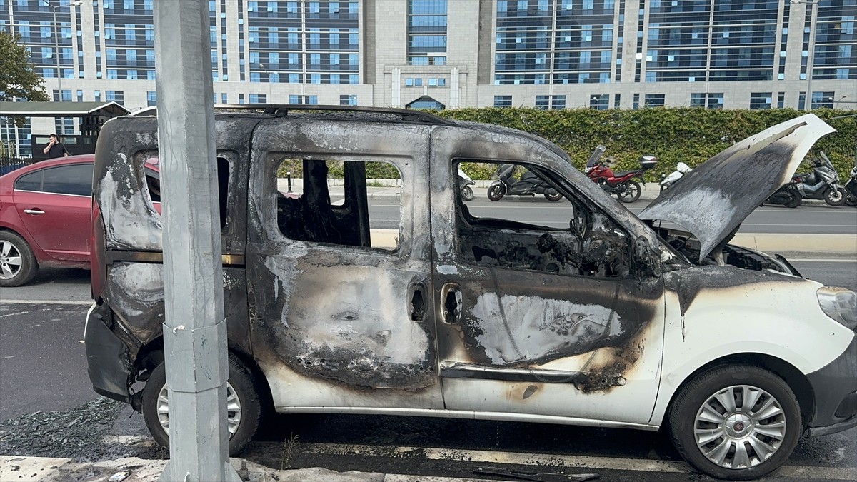 Kartal'da, park halindeki hafif ticari araç, çıkan yangında kullanılamaz hale geldi.