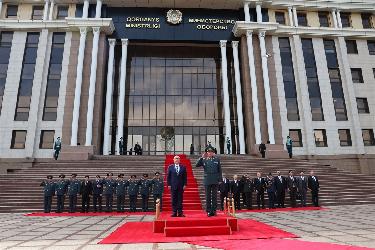 Milli Savunma Bakanı Yaşar Güler, resmi ziyaret kapsamında temaslarda bulunmak üzere Kazakistan'a...