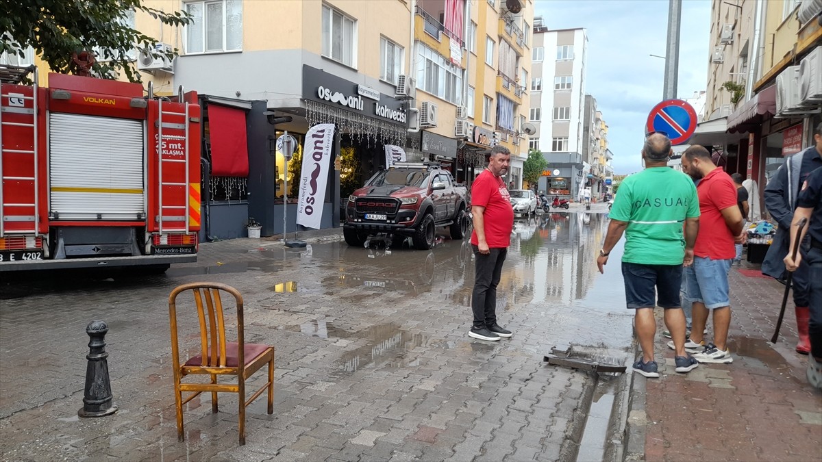 Muğla'nın ilçelerinde aralıklarla etkili olan sağanak günlük yaşamı olumsuz etkiledi. Dalaman...