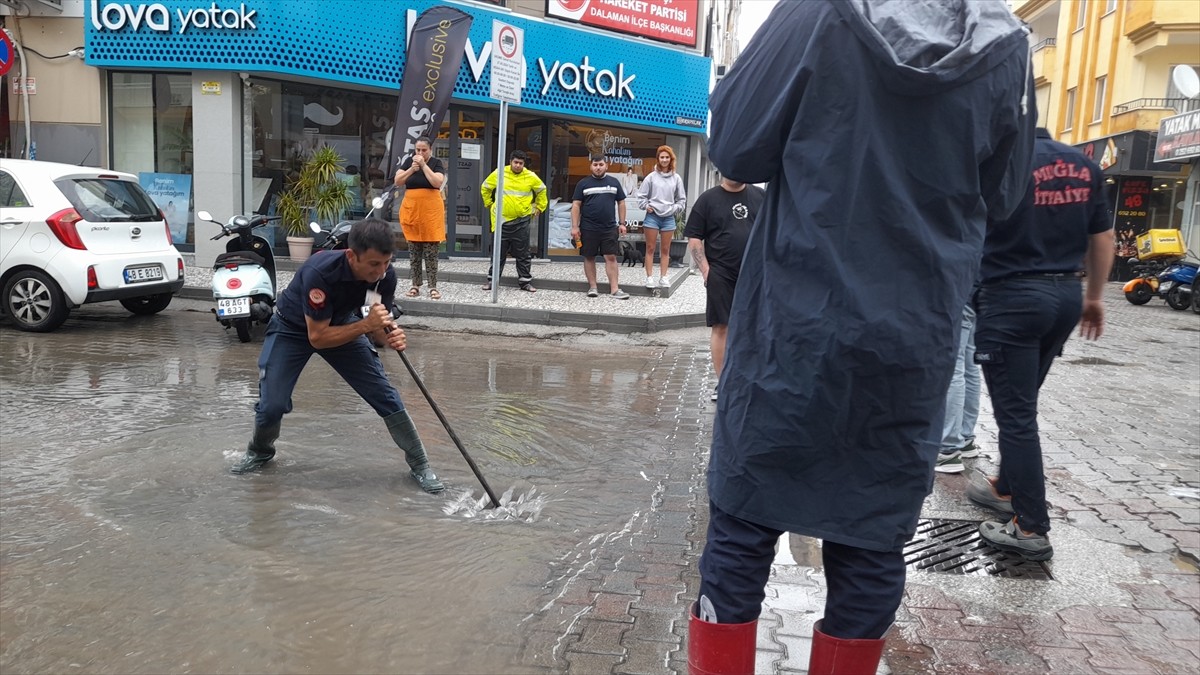 Muğla'nın ilçelerinde aralıklarla etkili olan sağanak günlük yaşamı olumsuz etkiledi. Dalaman...