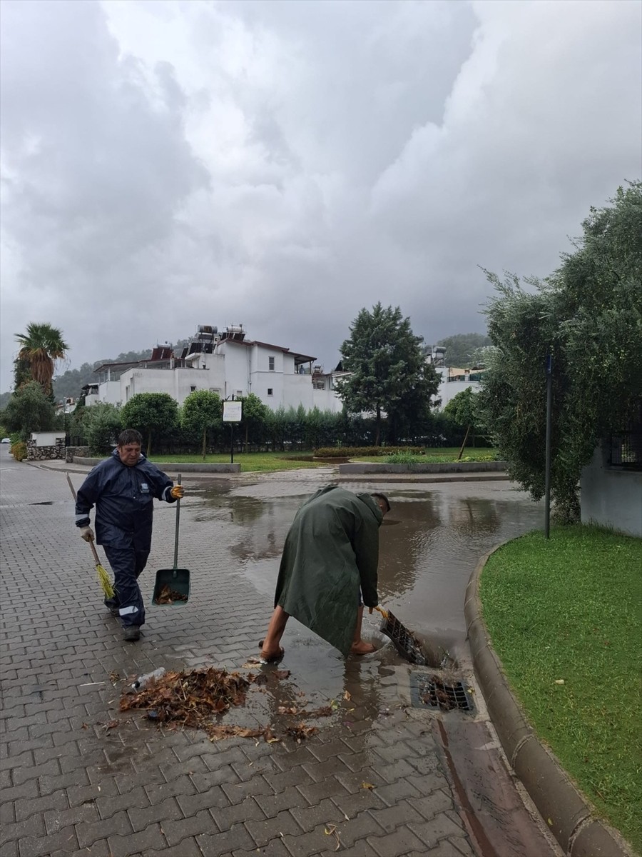 Muğla'nın ilçelerinde aralıklarla etkili olan sağanak günlük yaşamı olumsuz etkiledi. Marmaris...