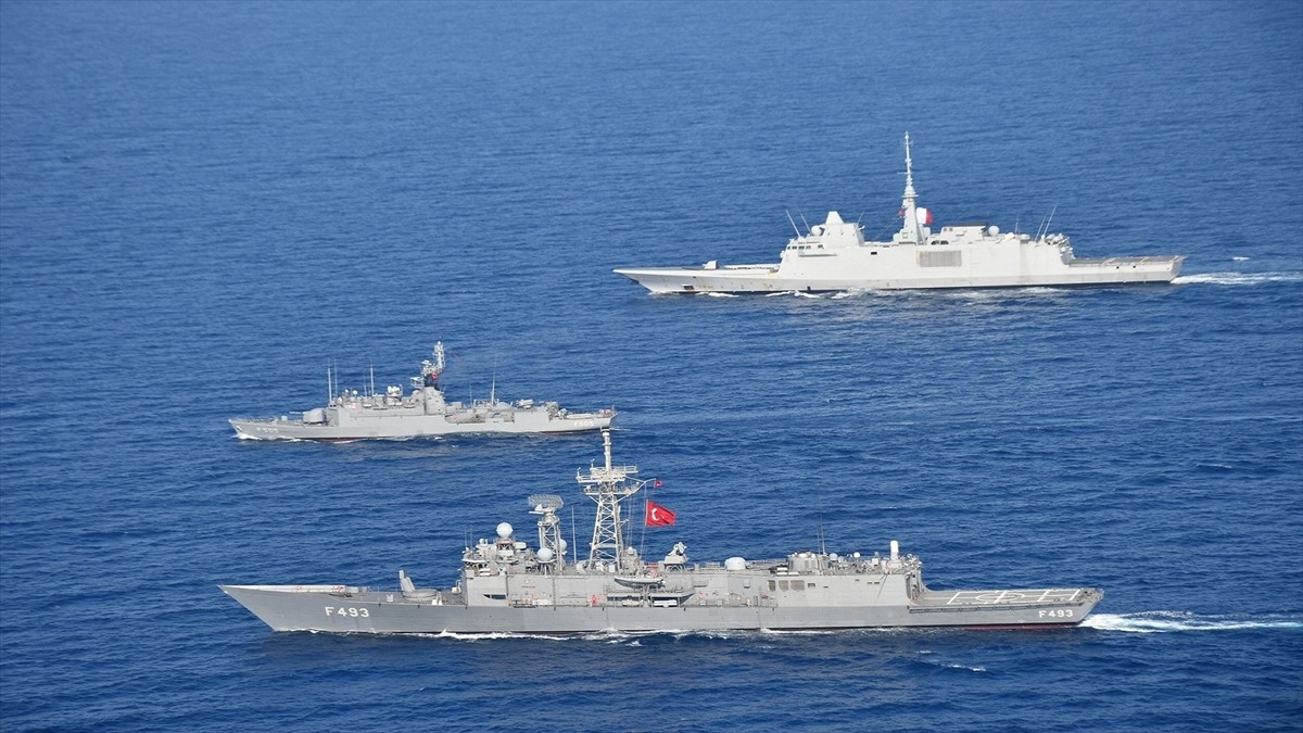 TCG Gelibolu fırkateyni ile TCG Bafra karakol gemisi, Fransa Deniz Kuvvetlerine ait FS Languedoc...