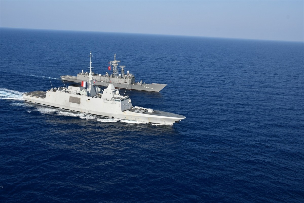 TCG Gelibolu fırkateyni ile TCG Bafra karakol gemisi, Fransa Deniz Kuvvetlerine ait FS Languedoc...