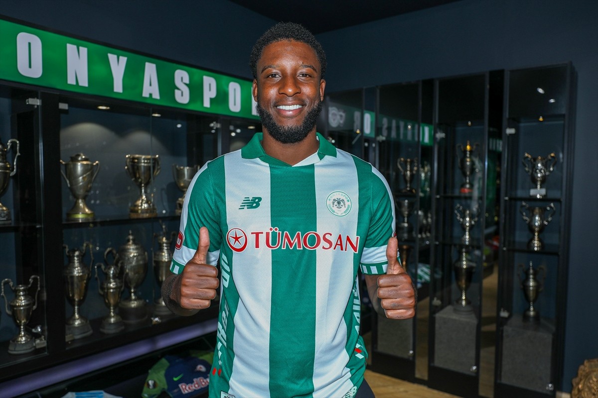 TÜMOSAN Konyaspor, defans oyuncusu Riechedly Bazoer (solda) ile 2 yıllık sözleşme imzaladı....