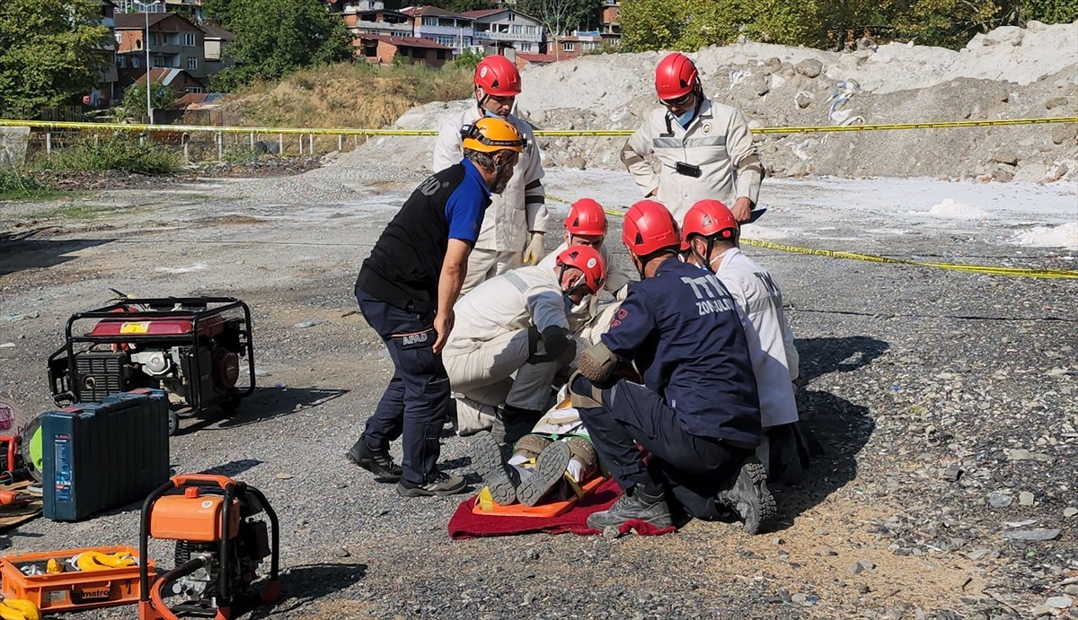 Zonguldak'ta, Türkiye Taşkömürü Kurumunda (TTK) çalışan madenci ekibi, Zonguldak Afet ve Acil...