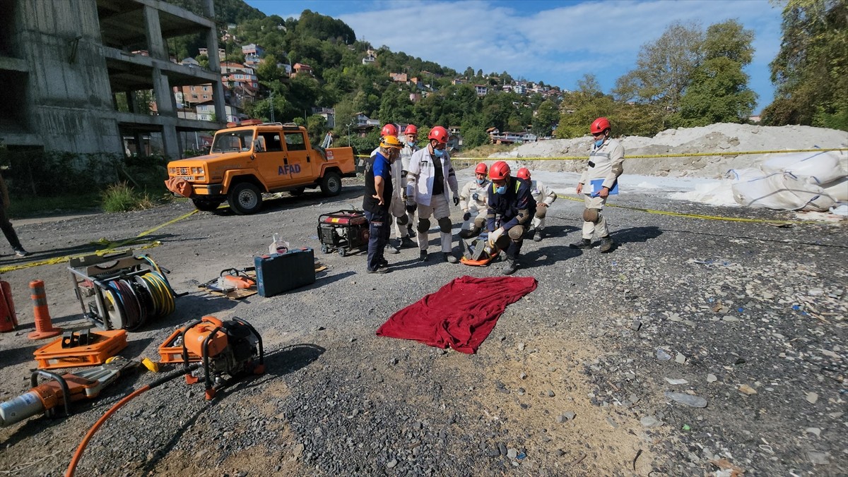 Zonguldak'ta, Türkiye Taşkömürü Kurumunda (TTK) çalışan madenci ekibi, Zonguldak Afet ve Acil...