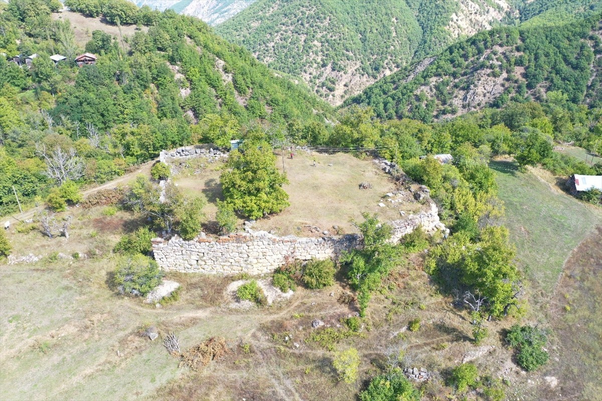 Artvin'in Ardanuç ilçesine bağlı Kutlu köyündeki tarihi yapının ortaya çıkarılması için arkeolojik...