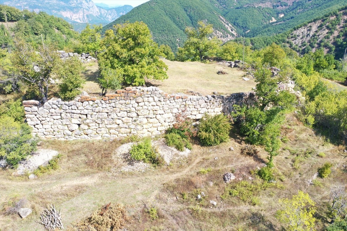 Artvin'in Ardanuç ilçesine bağlı Kutlu köyündeki tarihi yapının ortaya çıkarılması için arkeolojik...