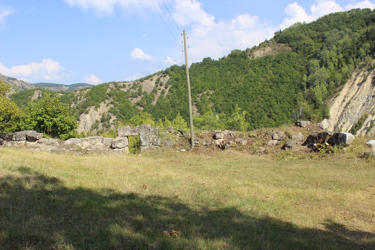 Artvin'in Ardanuç ilçesine bağlı Kutlu köyündeki tarihi yapının ortaya çıkarılması için arkeolojik...