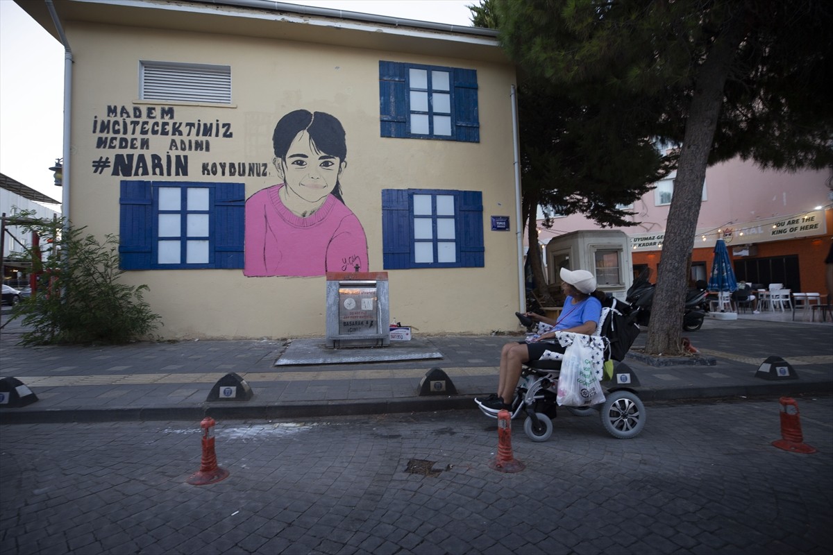 Aydın'ın Didim ilçesinde turizmci Yusuf Çolak, iş yerinin karşısındaki elektrik trafosuna...