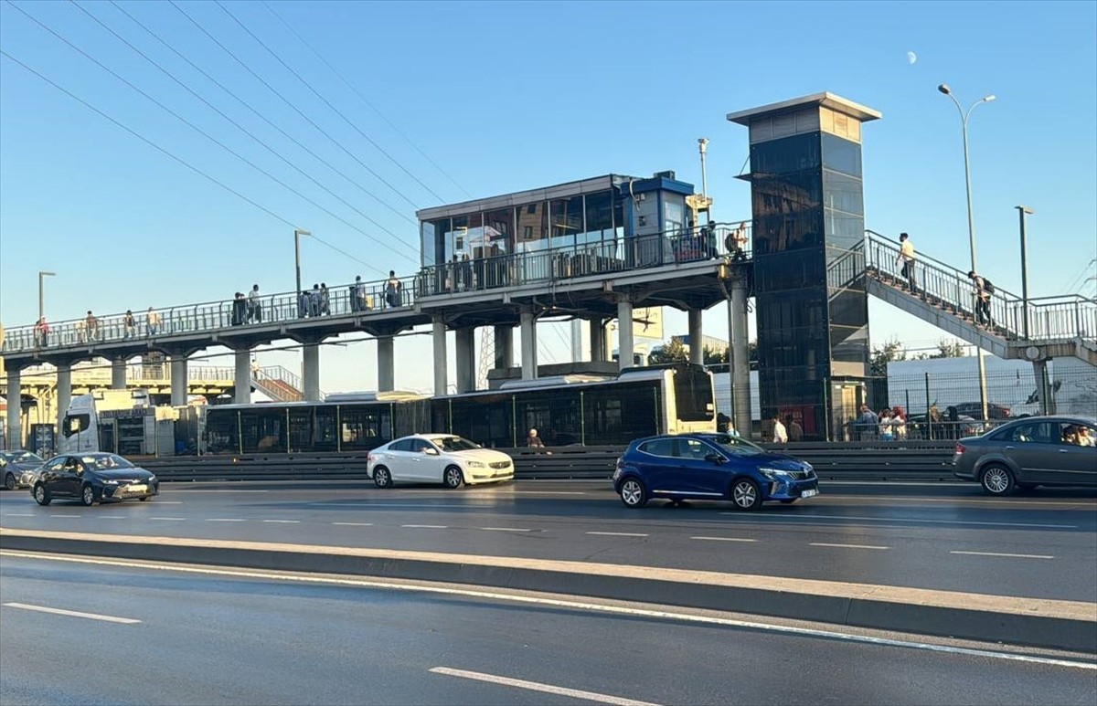  Beylikdüzü-Söğütlüçeşme seferini yapan metrobüsün lastiğinin patlaması nedeniyle aksayan seferler...