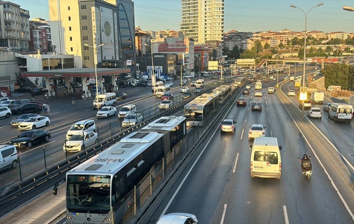  Beylikdüzü-Söğütlüçeşme seferini yapan metrobüsün lastiğinin patlaması nedeniyle aksayan seferler...