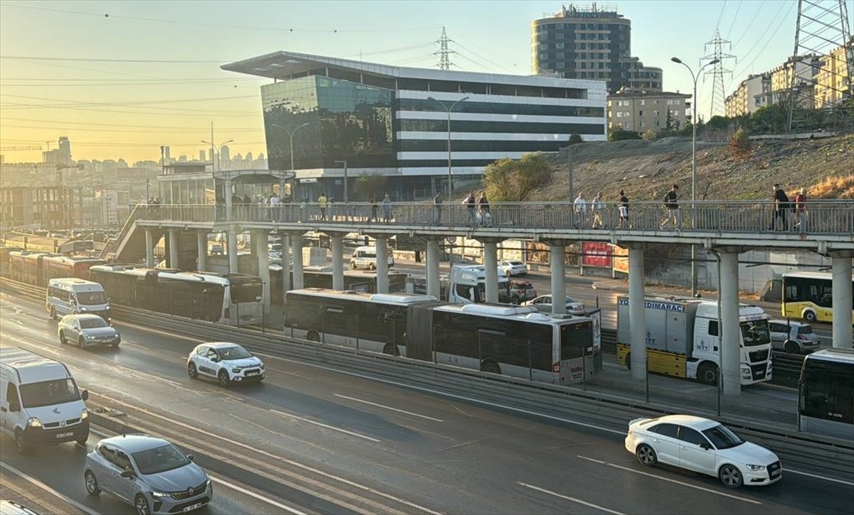  Beylikdüzü-Söğütlüçeşme seferini yapan metrobüsün lastiğinin patlaması nedeniyle aksayan seferler...