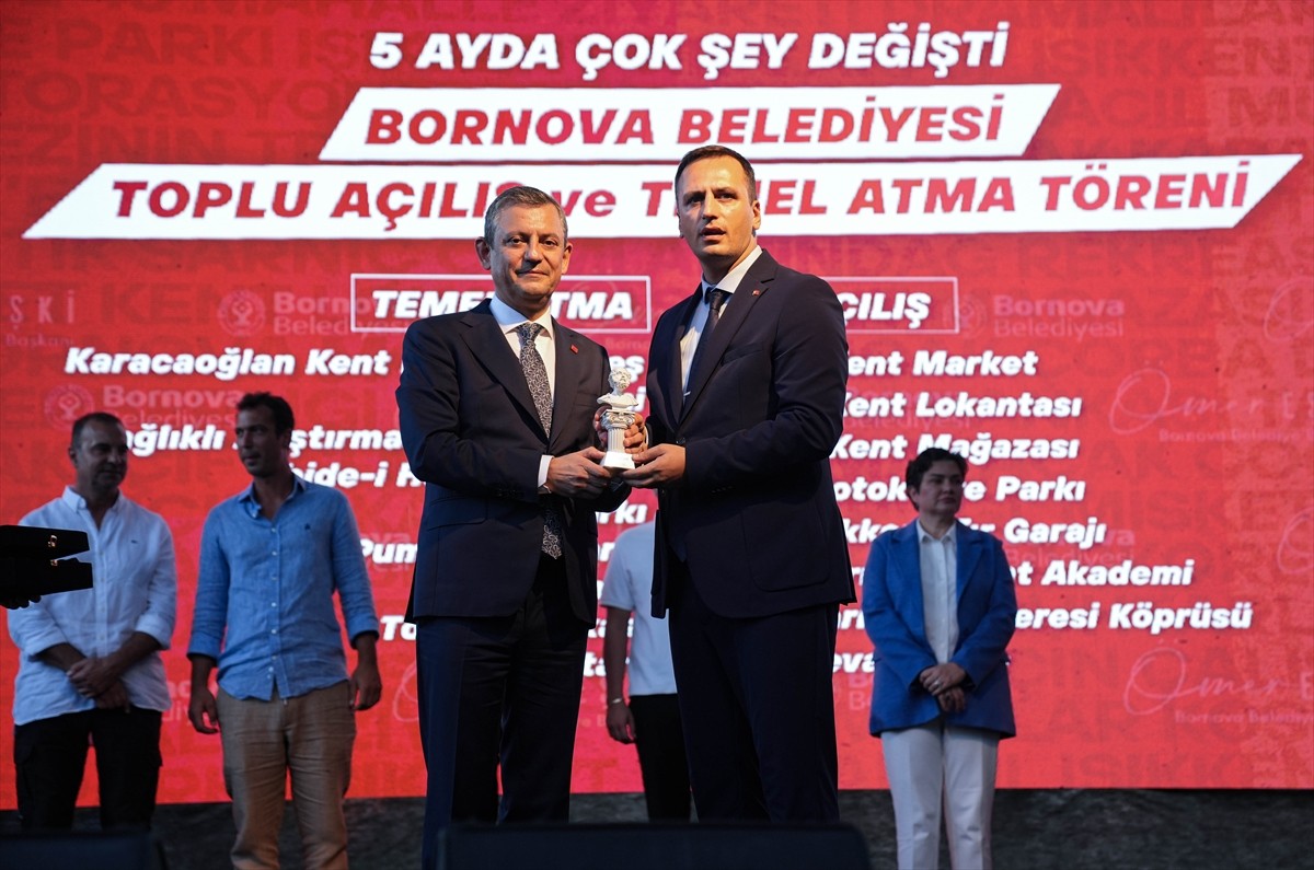 Cumhuriyet Halk Partisi (CHP) Genel Başkanı Özgür Özel, İzmir'deki Bornova Belediyesinin Çamdibi...