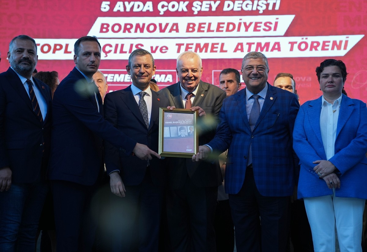 Cumhuriyet Halk Partisi (CHP) Genel Başkanı Özgür Özel, İzmir'deki Bornova Belediyesinin Çamdibi...