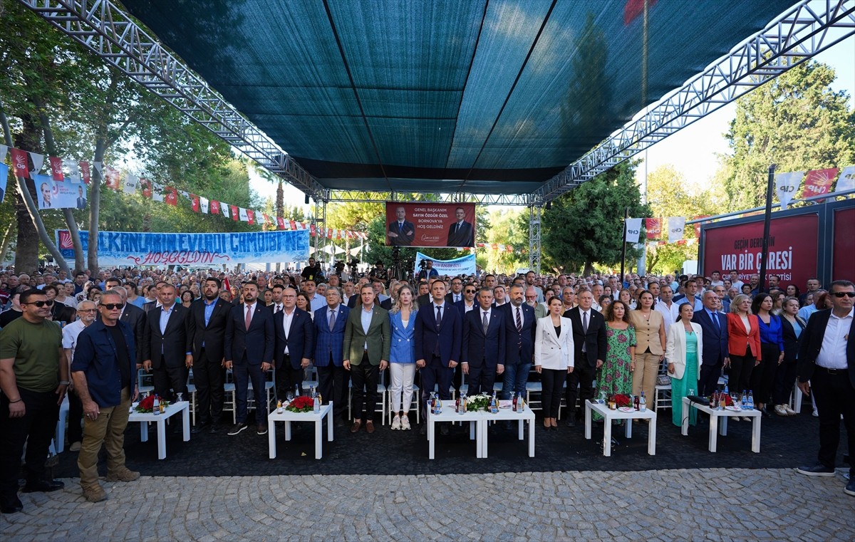 Cumhuriyet Halk Partisi (CHP) Genel Başkanı Özgür Özel, İzmir'deki Bornova Belediyesinin Çamdibi...