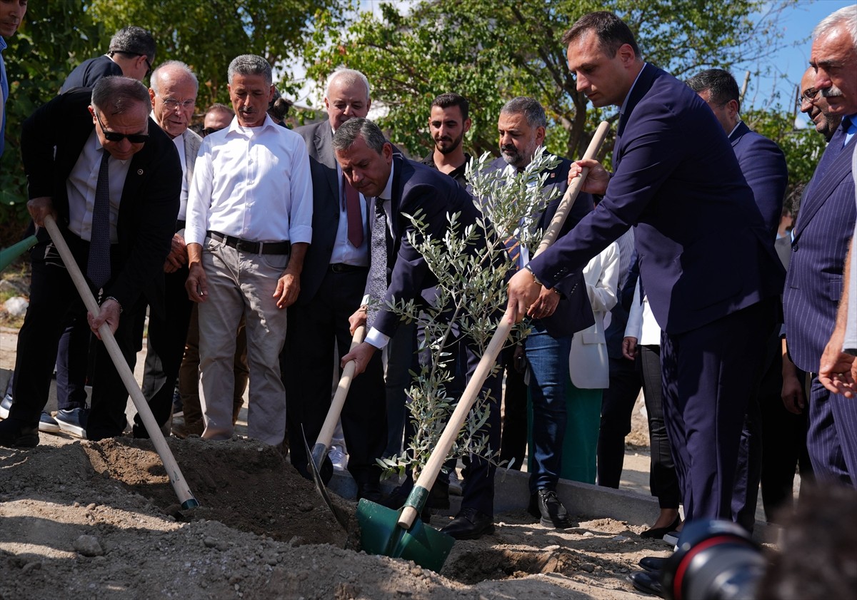 Cumhuriyet Halk Partisi (CHP) Genel Başkanı Özgür Özel (sağda), İzmir'in Bornova ilçesindeki...