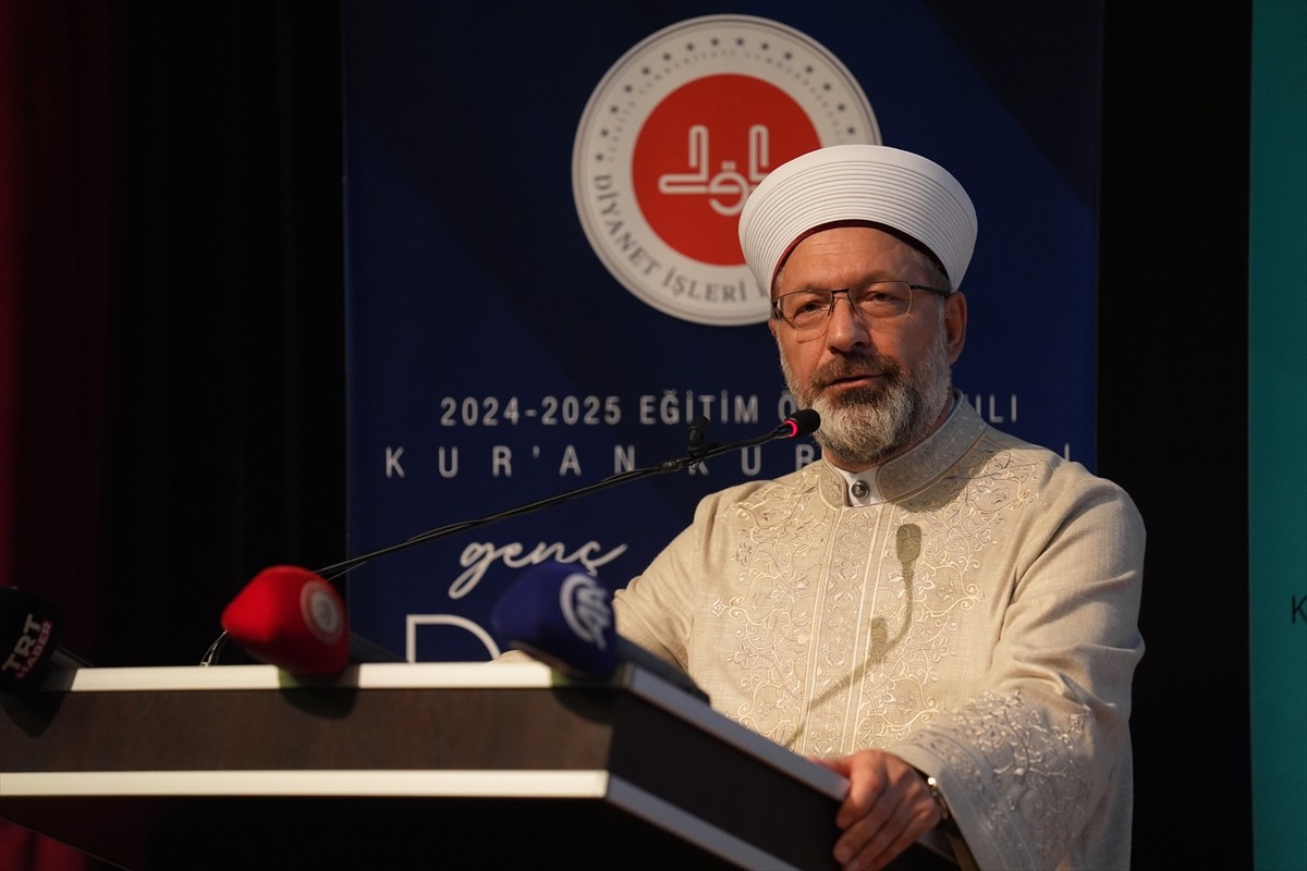 Diyanet İşleri Başkanı Ali Erbaş, (sağ 3) Diyanet İşleri Başkanlığınca Düzce Üniversitesi...