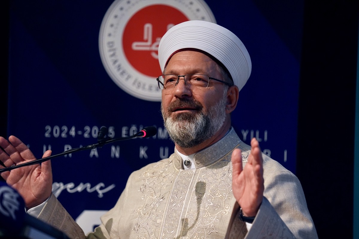 Diyanet İşleri Başkanı Ali Erbaş, (sağ 3) Diyanet İşleri Başkanlığınca Düzce Üniversitesi...