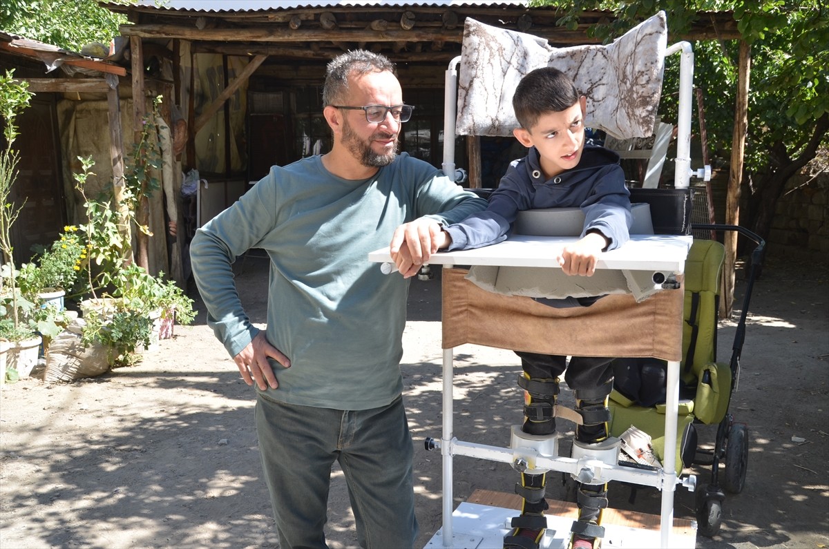 Hakkari'nin Yüksekova ilçesinde yaşayan demir doğrama ustası Aydın Budak, serebral palsili (beyin...