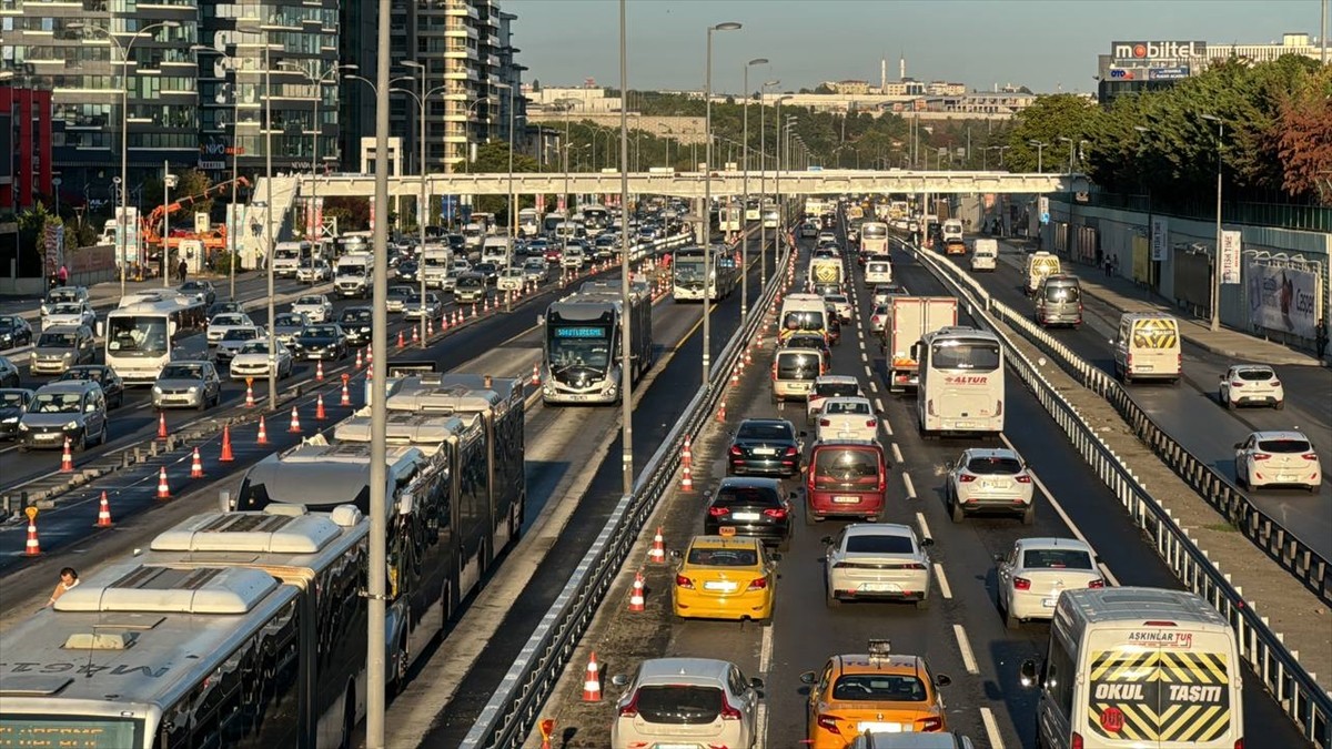 İstanbul'da haftanın dördüncü iş günü sabah saatlerinde bazı bölgelerde trafik yoğunluğu...