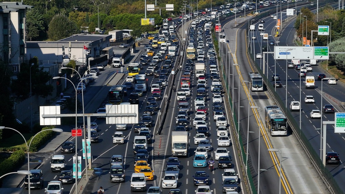 İstanbul'da haftanın dördüncü iş günü sabah saatlerinde bazı bölgelerde trafik yoğunluğu...