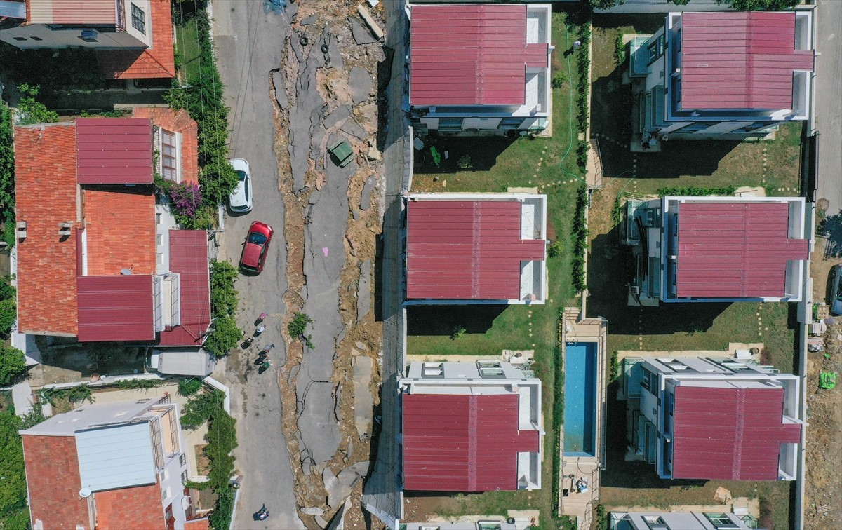 İzmir Valisi Süleyman Elban, dün etkili olan yağış sonrası bazı ev ve iş yerlerini su bastığı...