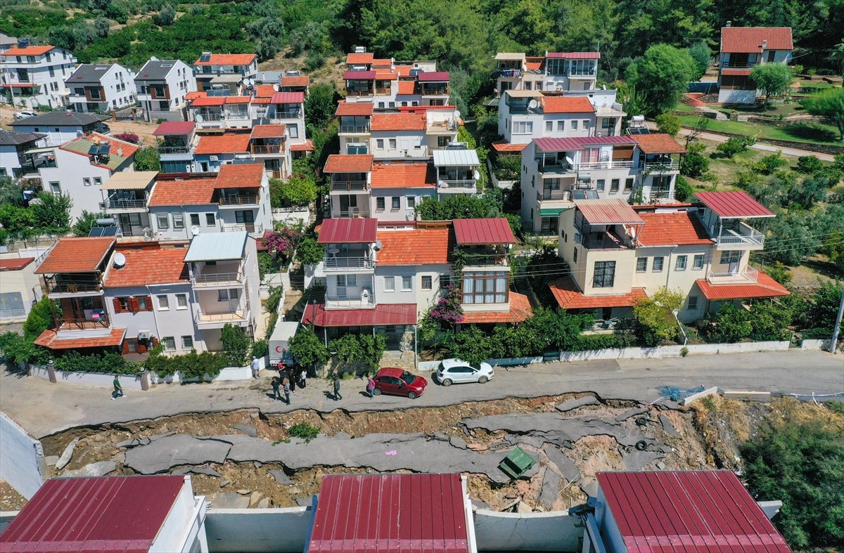 İzmir Valisi Süleyman Elban, dün etkili olan yağış sonrası bazı ev ve iş yerlerini su bastığı...