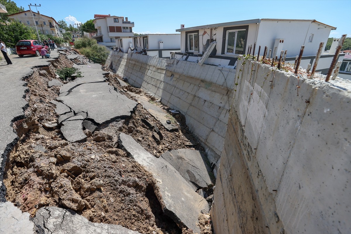 İzmir Valisi Süleyman Elban, dün etkili olan yağış sonrası bazı ev ve iş yerlerini su bastığı...