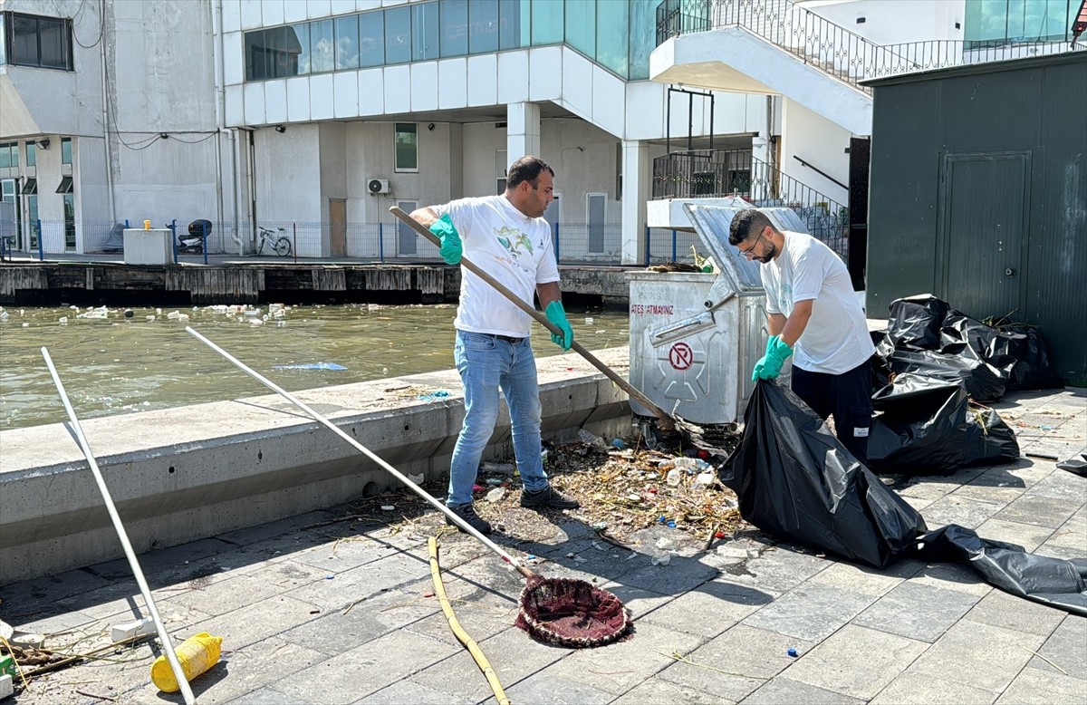 İzmir'de dün etkili olan sağanağın ardından körfezde oluşan atık kirliliği dikkati çekti.