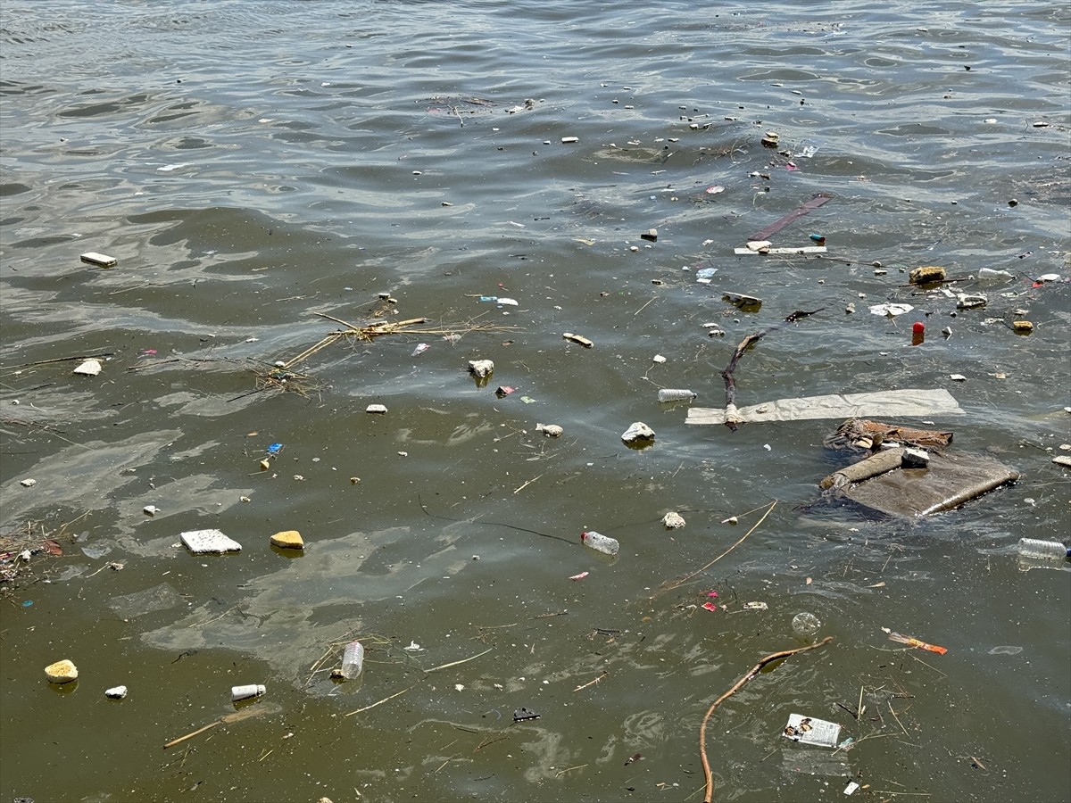 İzmir'de dün etkili olan sağanağın ardından körfezde oluşan atık kirliliği dikkati çekti.