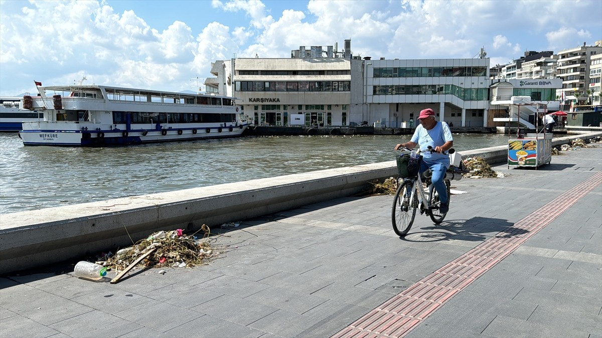 İzmir'de dün etkili olan sağanağın ardından körfezde oluşan atık kirliliği dikkati çekti.