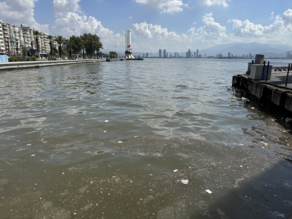 İzmir'de dün etkili olan sağanağın ardından körfezde oluşan atık kirliliği dikkati çekti.