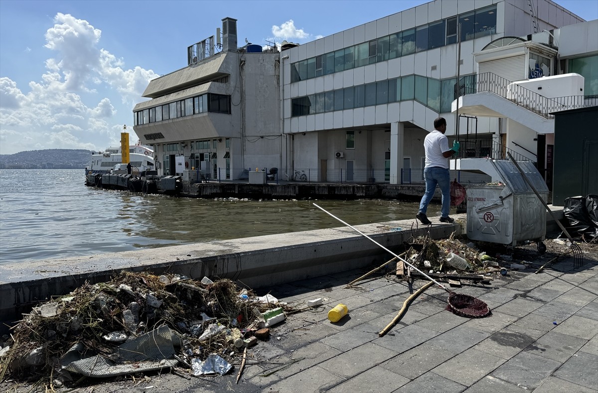 İzmir'de dün etkili olan sağanağın ardından körfezde oluşan atık kirliliği dikkati çekti.