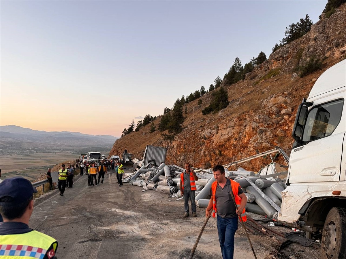 Kahramanmaraş Göksun ilçesinde kumaş yüklü tırın devrilmesi sonucu Kahramanmaraş-Kayseri kara yolu...