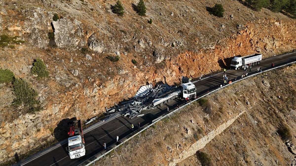 Kahramanmaraş Göksun ilçesinde kumaş yüklü tırın devrilmesi sonucu Kahramanmaraş-Kayseri kara yolu...