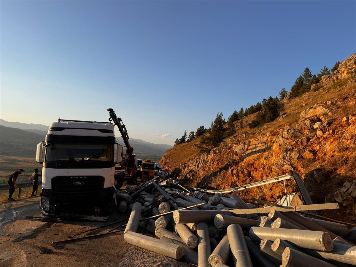 Kahramanmaraş Göksun ilçesinde kumaş yüklü tırın devrilmesi sonucu Kahramanmaraş-Kayseri kara yolu...