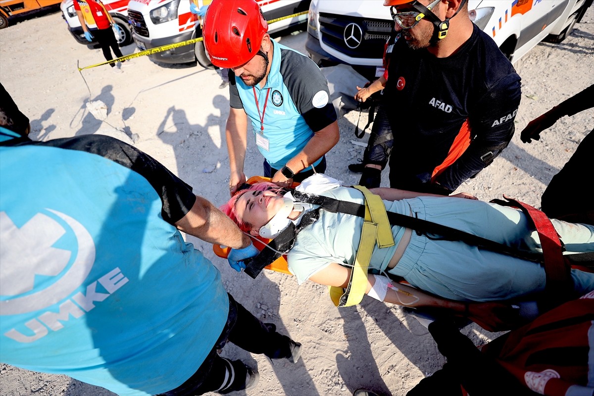 Mersin'de senaryo gereği 4 ilin etkilendiği 7 büyüklüğündeki depremin bölgesel tatbikatı başladı....