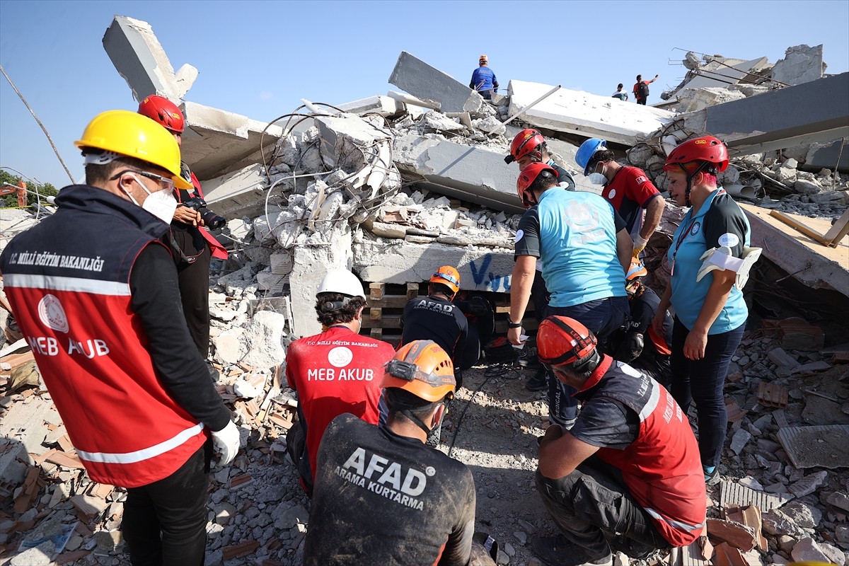 Mersin'de senaryo gereği 4 ilin etkilendiği 7 büyüklüğündeki depremin bölgesel tatbikatı başladı. ...