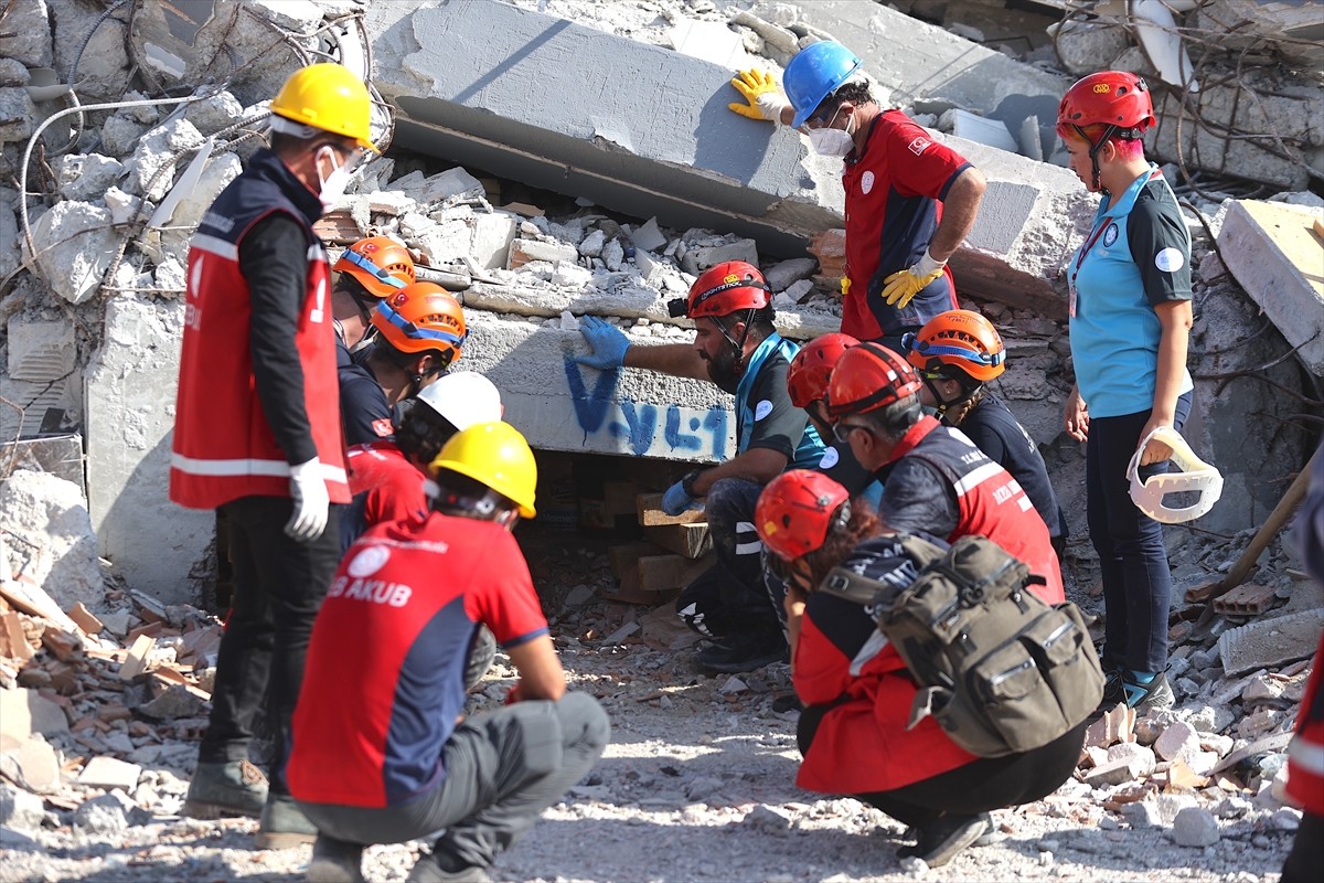 Mersin'de senaryo gereği 4 ilin etkilendiği 7 büyüklüğündeki depremin bölgesel tatbikatı başladı....